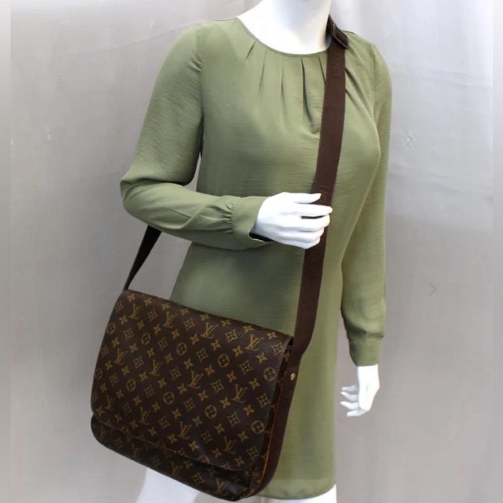 LOUIS VUITTON
Monogram Canvas Brown Beaubourg MM Messenger Bag